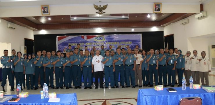 Dosen Prodi Keamanan Maritim Fakultas Keamanan Nasional Universitas Pertahanan RI Memberikan Kuliah Khusus Bertema ‘Metode Penelitian SWOT + AHP dalam Penelitian Pertahanan’ Kepada Seluruh Peneliti Dinas Penelitian dan Pengembangan TNI Angkatan Laut